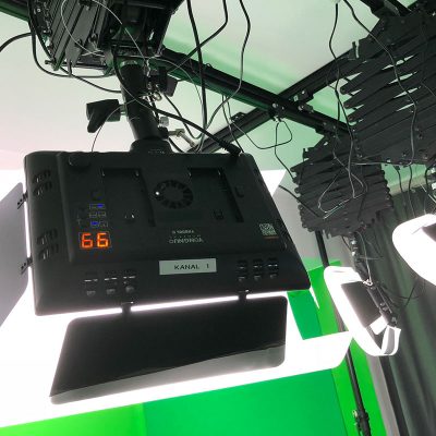 studio-gruen.eu-LED-Decke-800x800 Rückseite eines Deckenscheinwerfer der Richtung Bühne gerichtet ist.