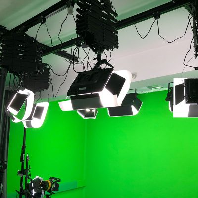 studio-gruen.eu-Pantographen-800x800 Pantographen mit vier Scheinwerfern gerichtet in die Richtung Bühne im Studio Grün, Hamburg.