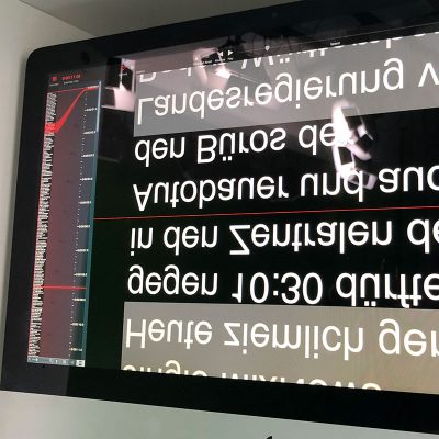 studio-gruen.eu-Teleprompter-Software-800x800 Großaufnahme vom Teleprompter mit einem kopfüber geschriebenen Text im Studio Grün, Hamburg.