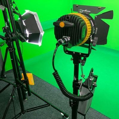 studio-gruen.eu-tiefe-Leuchten-800x800 Tiefe Leuchten im Studio Grün Hamburg. Großaufnahme von einem auf dem Boden stehenden Spotlight und einem Scheinwerfer.